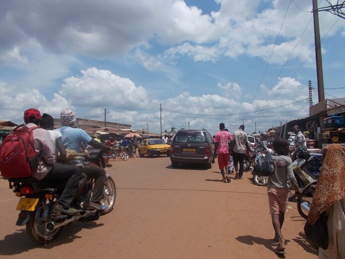 Croisement du marché PK5 dans le troisième arrondissement de Bangui. Photo Bobérang/ CNC rondpoint-du-PK5-le-15-mai-2020-par-tregu Centrafrique : Un PRADO de la gendarmerie s'embrase au KM5