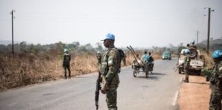 Des Casques bleus rwandais de la Minusca sur la route de Bangui à Damara, le 23 janvier 2021 / AFP