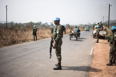 Des Casques bleus rwandais de la Minusca sur la route de Bangui à Damara, le 23 janvier 2021 / AFP