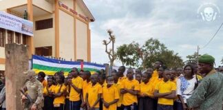 Corridor de sécurité du président Touadera tenu par les éléments de la sécurité présidentielle et les mercenaires russes de la société Wagner lors de l'inauguration du lycée Misikine à Bangui