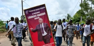 Des partisans tiennent une affiche à l'effigie de l'ancien président Laurent Gbagbo dans sa ville natale de Mama, à Gagnoa, en Côte d'Ivoire, le 13 juin 2021