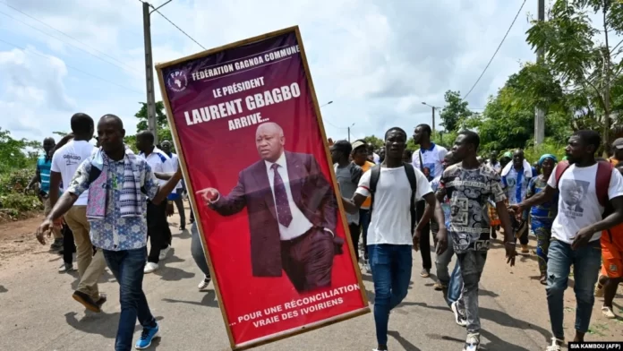 Des partisans tiennent une affiche à l'effigie de l'ancien président Laurent Gbagbo dans sa ville natale de Mama, à Gagnoa, en Côte d'Ivoire, le 13 juin 2021 Des-partisans-tiennent-une-affiche-a-leffigie-de-lancien-president-Laurent-Gbagbo-dans-sa-ville-natale-de-Mama-a-Gagnoa-en-Cote-dIvoire-le-13-juin Laurent Gbagbo lance le 