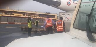 Les employés de la société Aviation Handline Service et leur directeur général en train de travailler sur la piste de l'aéroport de Bangui Mpoko