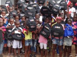 Photo des enfants ayant reçus leurs kits scolaires