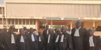Des avocats centrafricains debout devant la Cour pénale spéciale refusant de plaider suite à l'extraction manu militari de Hassane Bouba l'ex-numéro 3 de la rébellionUPC