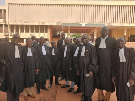 Des avocats centrafricains debout devant la Cour pénale spéciale refusant de plaider suite à l'extraction manu militari de Hassane Bouba l'ex-numéro 3 de la rébellionUPC