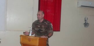 Le lieutenant-colonel Thomas DEBESSE entrain de faire la présentation de la mission devant les journalistes au camp M'poko
