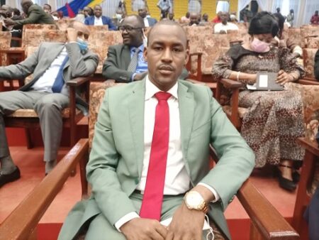 Le ministre de l'Élevage Hassan Bouba Ali assis dans le rang des ministres dans l'hémicycle de l'Assemblée nationale copyright CNC