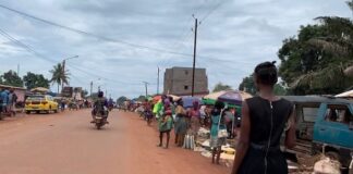 Devant le marché Ketté Nguéré proche du croisement Pétévo dans le sixième arrondissement de Vangui en République centrafricaine