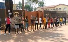 Centrafrique : la CPS s’agite sur Boali et s’efface devant Alindao et Wagner Une dizaine des jeunes qui manifestent et jugent anormal l'arrestation de Hassan Bouba. Une-dizaine-des-jeunes-qui-manifestent-et-jugent-anormal-larrestation-de-Hassan-Bouba. Arrestation du ministre Hassan Bouba, une poignée des jeunes manifestent devant la Cour pénale spéciale (CPS) à Bangui