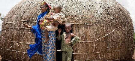 Une femme et ses fils se tiennent devant leur abri dans un camp des déplacé à Baboua, au nord-ouest de la République centrafricaine.