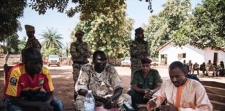Hassan Bouba Ali (à droite) et Ali Darassa (au centre), entourés d'autres dirigeants de l'UPC, lors d'une réunion tenue à la base de ce groupe armé à Alindao, en République centrafricaine, en octobre 2017. © 2017 Alexis Huguet (Nairobi)