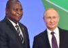 Le Président centrafricaine Faustin Archange Touadera, à gauche, et son homologue russe Vladimir Poutine, à droite, à Moscou, en Russie