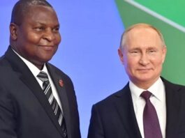 Le Président centrafricaine Faustin Archange Touadera, à gauche, et son homologue russe Vladimir Poutine, à droite, à Moscou, en Russie