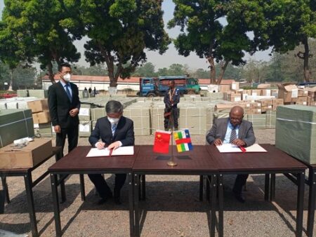 Le ministre de la sécurité publique , Nicaise Nassin et l'ambassadeur de la Chine en Centrafrique Chen Dong sont en train de parapher le document de la dotation et arrière-plan, le lot des matériels copyright CNC du 21/12/21 à Bangui