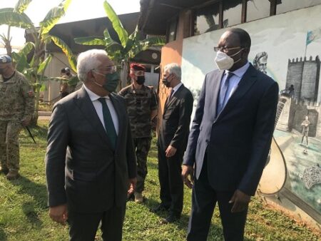 Le chef de la Minusca Mankeur Ndiaye avec le premier ministre portugais Dr António Luis Santos da Costa en, visite en RCA, le 20 décembre 2021 pour rencontrer les troupes portugaises de la Minusca. Photo Minusca