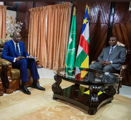 Mankeur Ndiaye de la Minusca et le chef de l'État Faustin Archange Touadera le au palais de la renaissance le 17 août 2021. Minusca