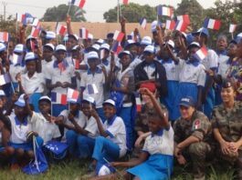 Photo de famille entre les élèves, les enseignants, les parents et les militaires français du Détachement Liaison et Contact de la Mission Logistique française à Bangui