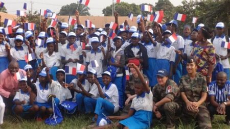 Photo de famille entre les élèves, les enseignants, les parents et les militaires français du Détachement Liaison et Contact de la Mission Logistique française à Bangui