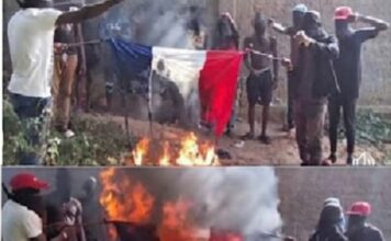 scène de mise en feu du drapeau français à Bangui