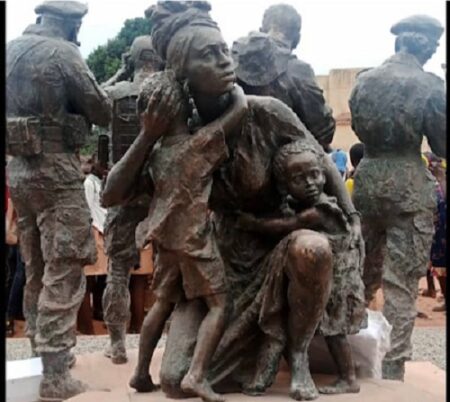 Statue à la gloire des mercenaires russes dans le quartier universitaire à Bangui, en République centrafricaine