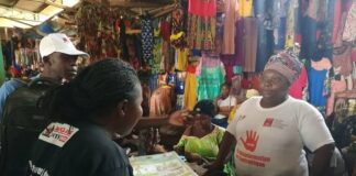 Deux membres du CJCLD sensibilisent au marché central de Bangui copyright CNC