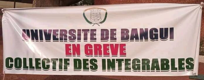 Véhicule humanitaires bloqués par les rebelles à Bakouma La-banderole-de-la-greve-ou-on-mentionne-Universite-de-Bangui-en-greve-collectif-des-integrables RCA : grève illimitée maintenue à l’université de Bangui  