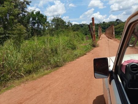 Un véhicule traverse le pont de Bania entre Berberati et Nola