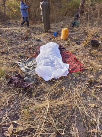 le corps sans vie du berger Peul abattu par les soldats FACA à 25 kilomètres de Bozoum sur l'axe Bessemptélé