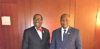 A gauche monsieur Adesina Akinwumi président de la Banque Africaine de Développement et à droite Professeur Faustin Archange TOUADERA Président de la République