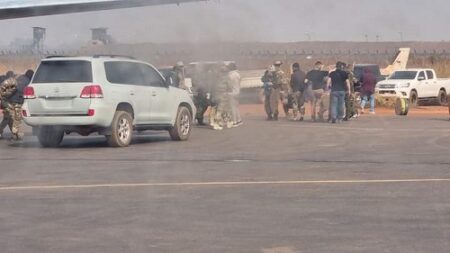 Acceuil sur le tarmac de l'aéroport Bangui M'poko des nouveaux mercenaires russes