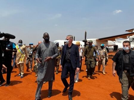 Le secrétaire général adjoint Jean-Pierre Lacrois reçu par le premier ministre centrafricain Félix Moloua