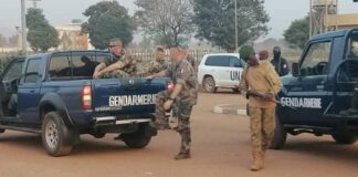 Les militaires français de la Minusca entrain de monter dans un pick-up de la gendarmerie