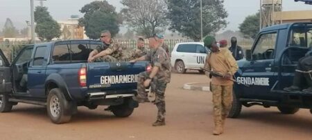 Les militaires français de la Minusca entrain de monter dans un pick-up de la gendarmerie