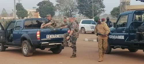 Centrafrique: l'ONU demande la libération de quatre Casques bleus français arrêtés lundi . Les-militaires-francais-de-la-Minusca-entrain-de-monter-dans-un-pick-up-de-la-gendarmerie