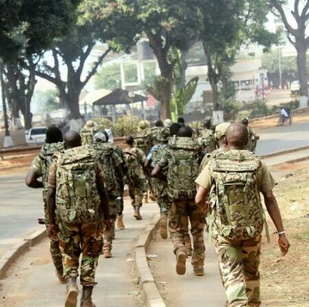 Les soldats de l'armée nationale (FACA) de retour après une marche d'entraînement ai camp Kassaï