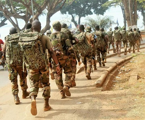 Un exercice d'une marche commando des soldats FACA sur la route de Kassaï-Ouango