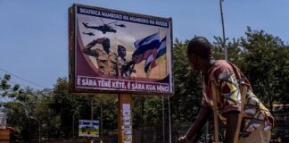 Un panneau célèbre la collaboration entre l'armée russe et l'armée centrafricaine, à Bangui, en République centrafricaine, en 2019. Ashley Gilbertson/The New York Times-Redux-Rea