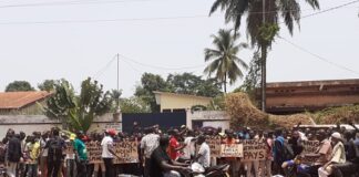 Des jeunes manifestants demandant le départ de la MINUSCA en Centrafrique