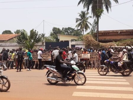 Des jeunes manifestants demandant le départ de la MINUSCA en Centrafrique