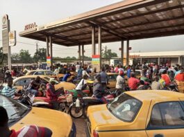 La queue devant une des stations de services Total à Bangui pour le carburant