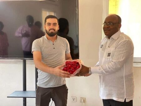 Réception du paquet de gants par le Président de la délégation de la ville de Bangui Émile Gros Nakombo