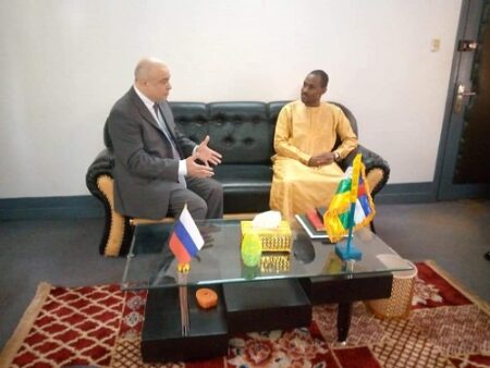 A gauche l'Ambassadeur de la Fédération de Russie auprès de la République Centrafricaine monsieur Alexander BIKANTOV et à droite le ministre de l'Élevage