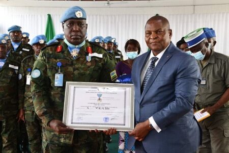 A gauche le colonel Augustin MIGABO, commandant en chef du contingent rwandais de la Minusca et à droite, le chef de l'État, le Pr Faustin Archange Touadera