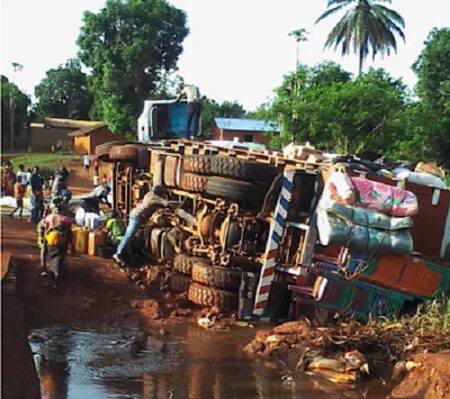 Accident d'un camion sur le pont Lala à Yaloké, le 16 avril 2022