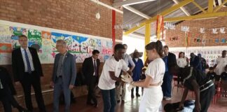 Deux élèves du lycée français Charles Des Gaulles à Bangui font la démonstration d'assistance à une personne en danger. La scène est observée par l'ambassadeur