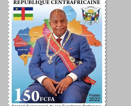 Un exemplaire des nouveaux timbres postaux et fiscaux à l'honneur du Président Faustin Archange TOUADERA.