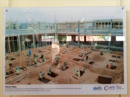 L'image du chantier de construction du lycée de Miskine à Bangui par l'AFD exposée à l'Alliance française de Bangui