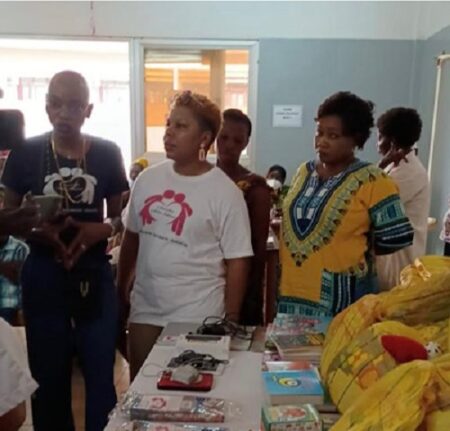 Lors de la remise du don à la pédiatrie de Bangui par l'association action solidaire