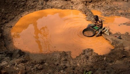 Un prospecteur cherche de l’or dans la mine Ndassima près de Djoubissi (République centrafricaine). REUTERS